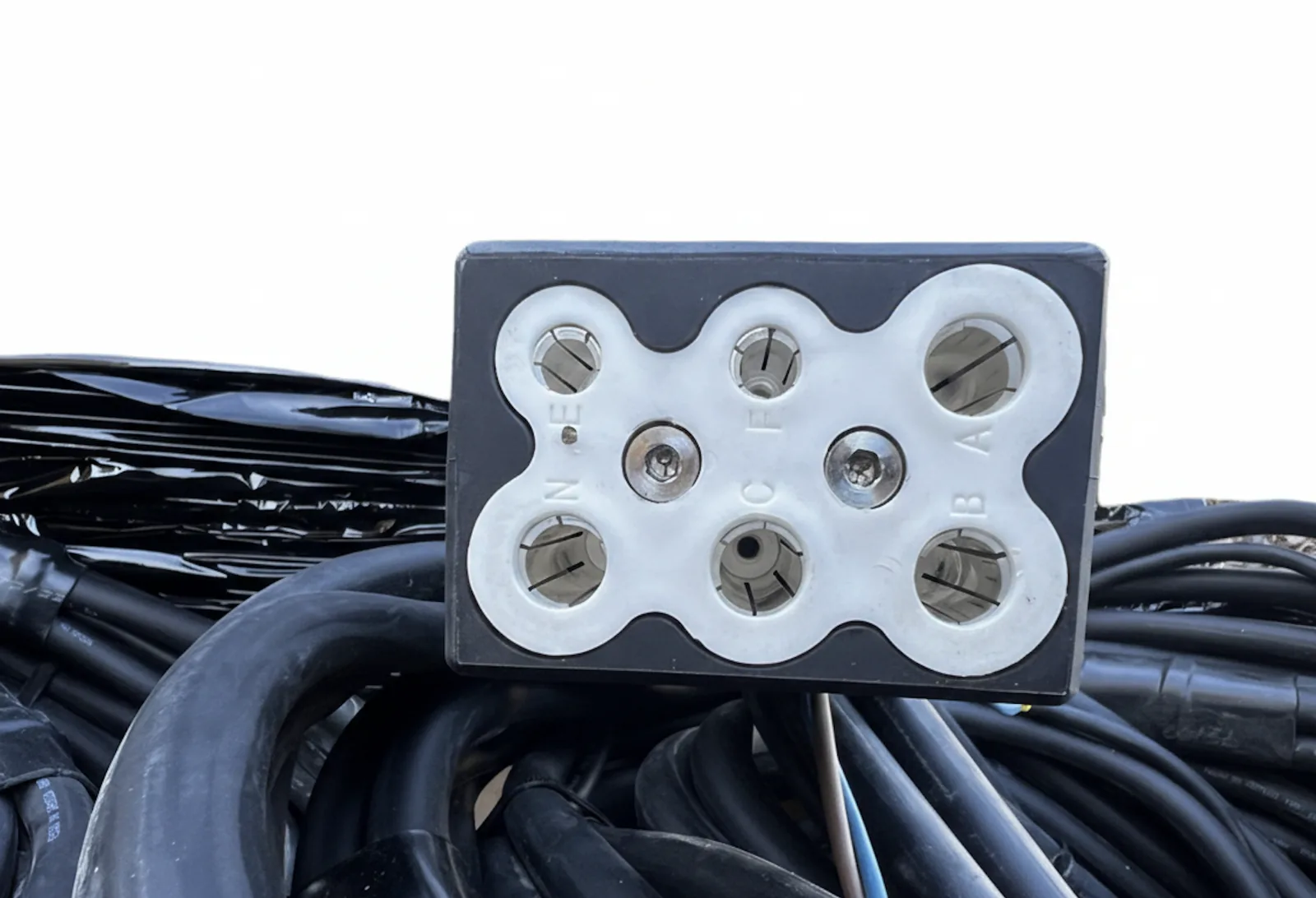 Cables with connectors 115V or 28V