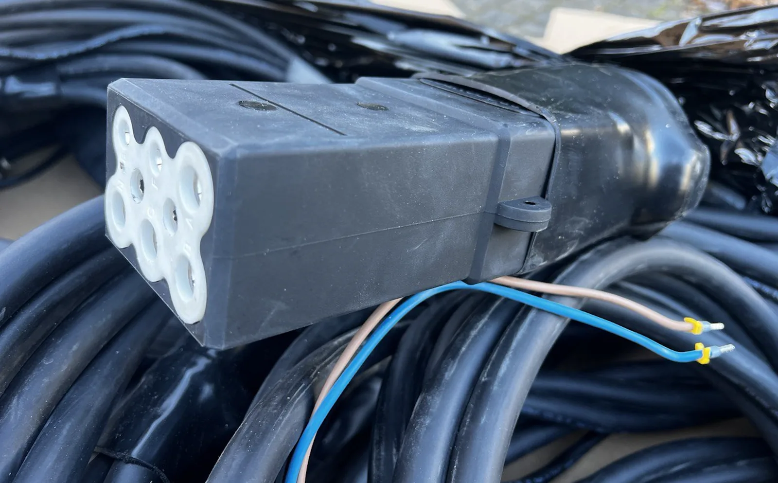 Kable ze złączami 115V lub 28V — 2