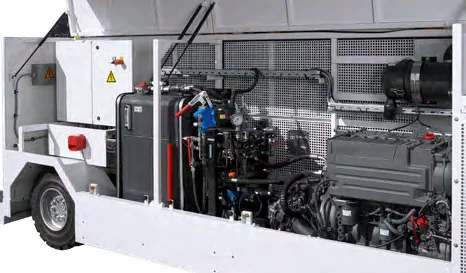 CCL 35 S — open side compartment with the diesel engine and hydraulics
