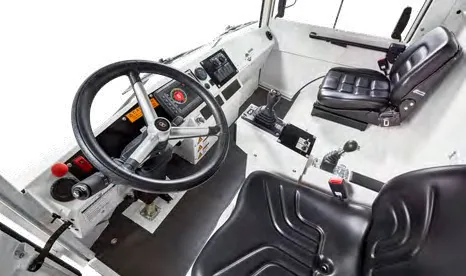 CHALLENGER 280e — driver's workplace with steering wheel, joystick and seat