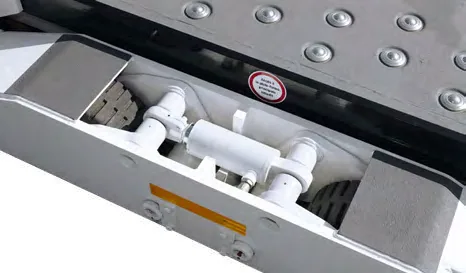 CHAMP 140 — platform edge with rollers and a hydraulic cylinder beneath