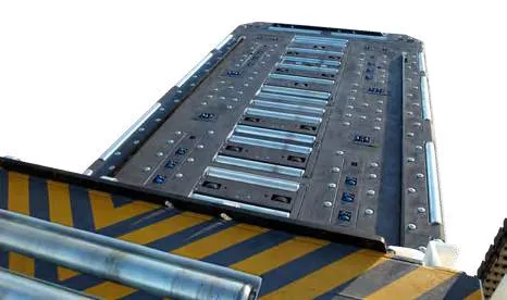 CHAMP 350 — front platform with rollers and a yellow and black striped edge